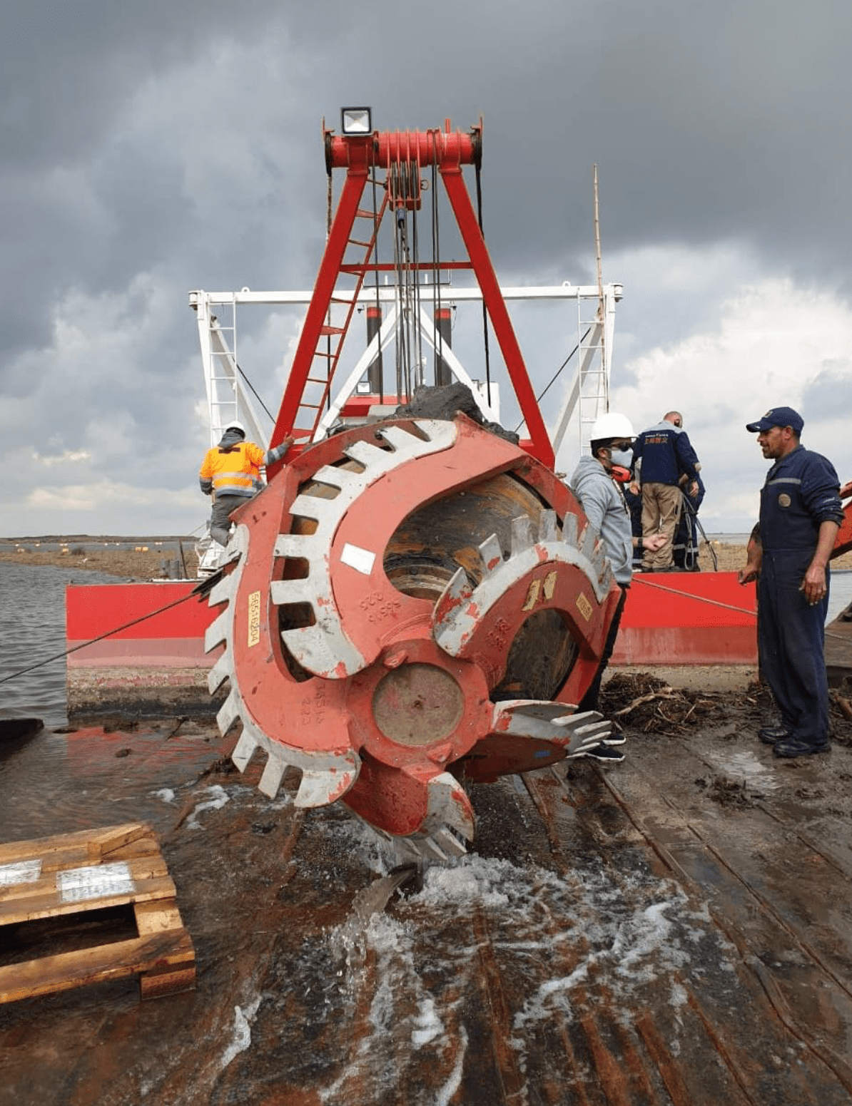 Implementing dredge of 20 million m3 at Manzala Lake by using 10 dredgers B45 leased from Armed Forces Engineering Authority